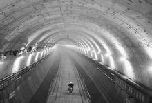 工人骑车通过南京长江隧道左线